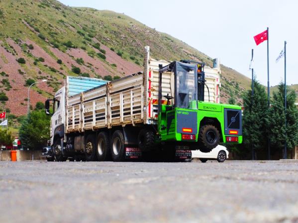 Truck Mounted Forklift MF25D Gallery