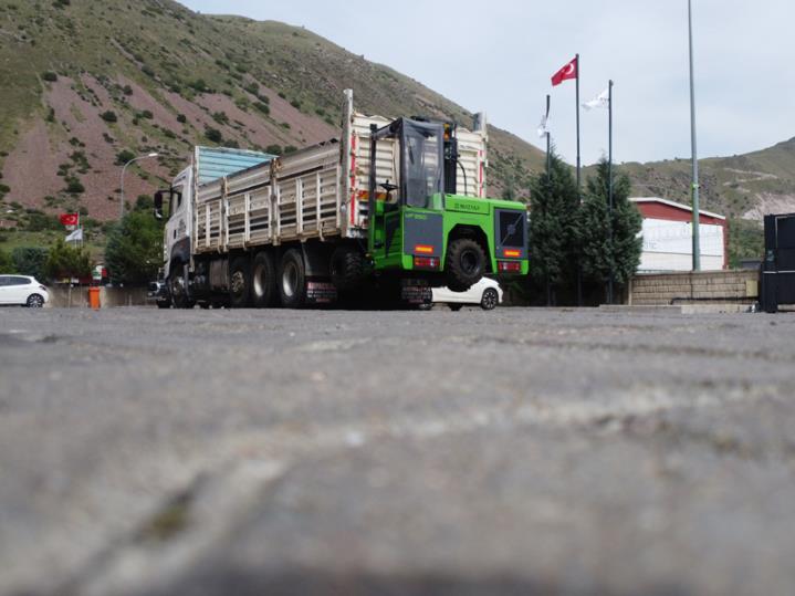 Truck Mounted Forklift MF25D Gallery